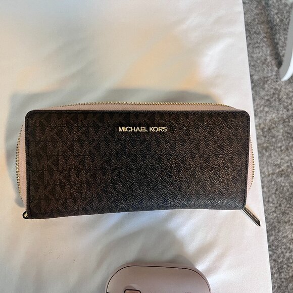 Michael Kors Wallet - Picture 1 of 8